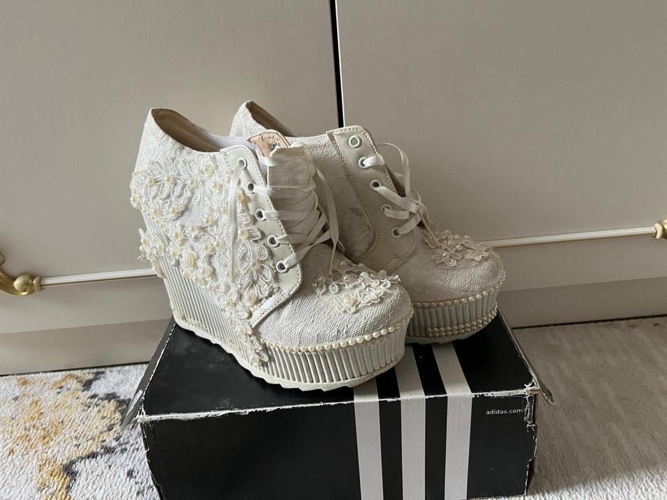 İşlemeli Dantel Detaylı Beyaz Kadın Dolgu Topuk - Görsel 2