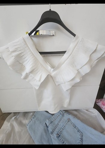 Bershka Beyaz V Yaka Fırfırlı Kısa Kollu Bluz