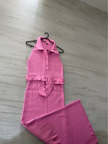 Pembe kemerli elbise