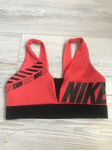 Nike üst