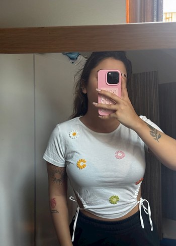 Beyaz Çiçek Desenli Bağcıklı Crop Top