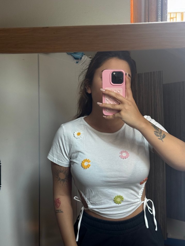 Beyaz Çiçek Desenli Bağcıklı Crop Top - Görsel 2