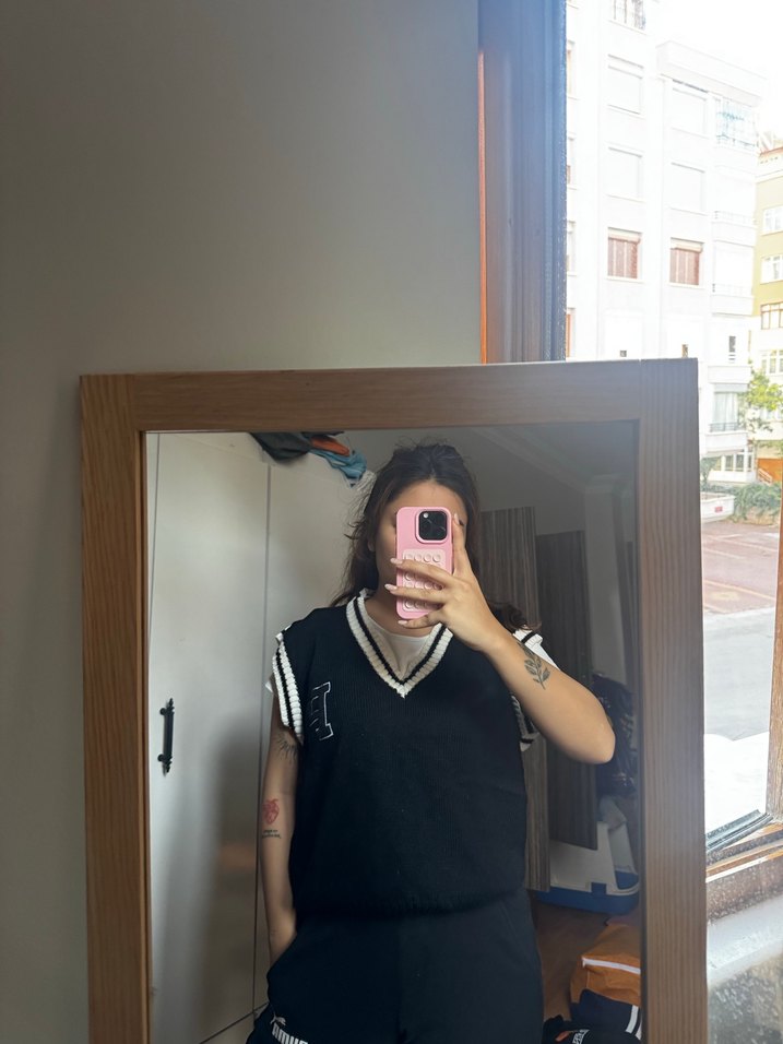 Siyah V Yaka Kısa Kollu Kadın Süveter - Görsel 2