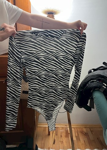 Zebra Desenli Boğazlı Kadın Bluz