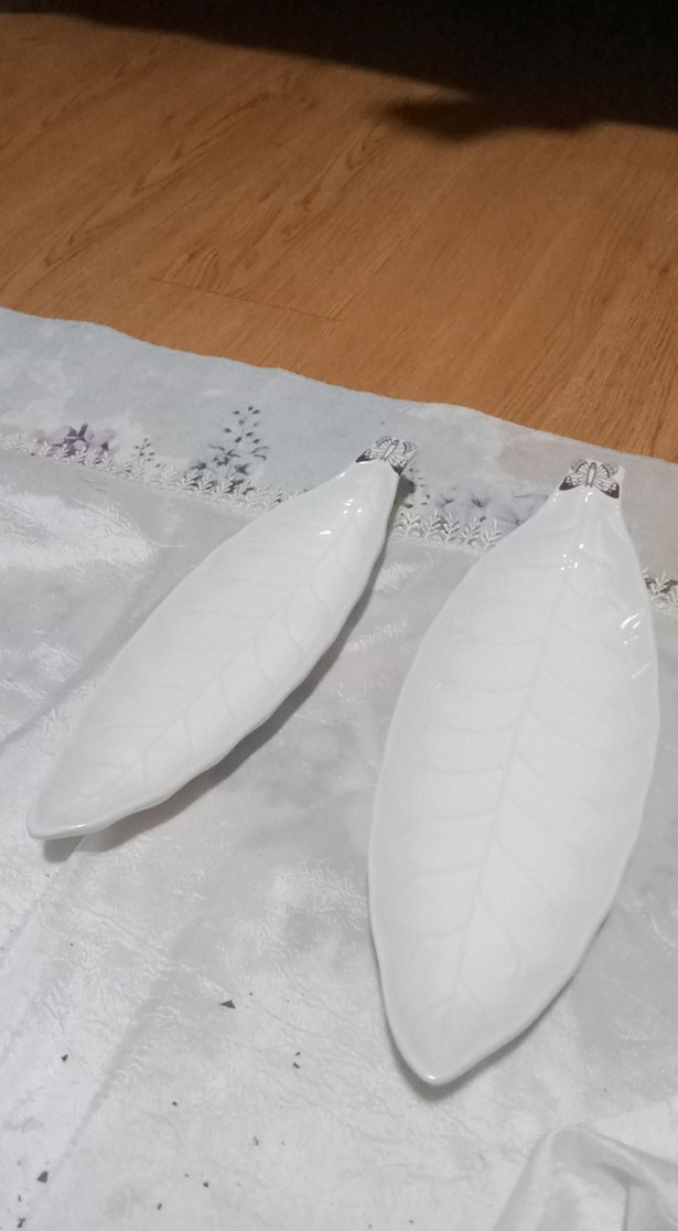 Beyaz Yaprak Desenli Seramik Tabak - Görsel 3