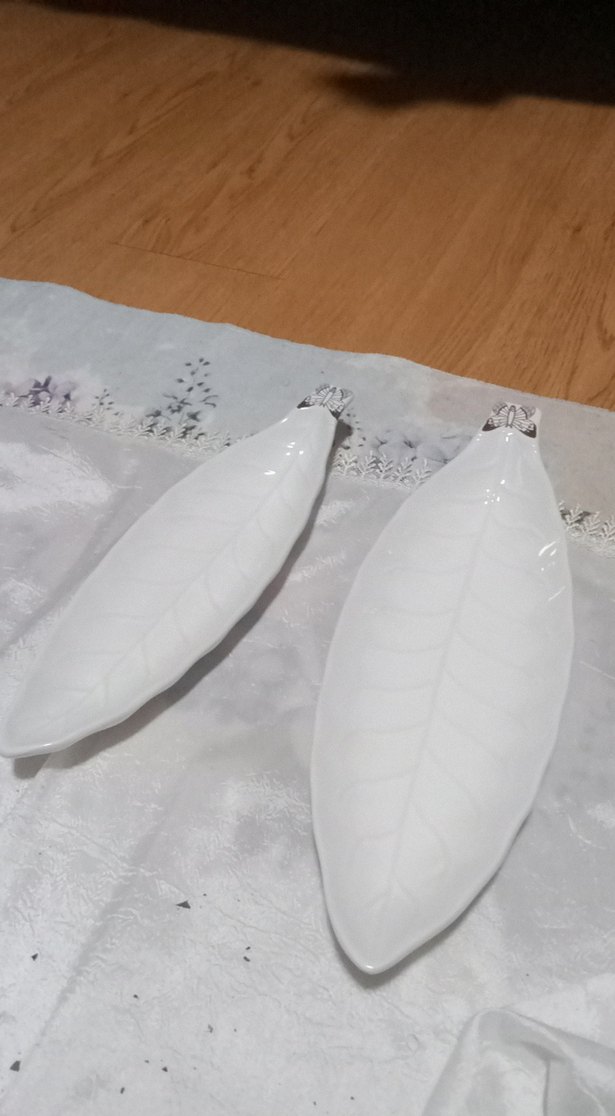 Beyaz Yaprak Desenli Seramik Tabak - Görsel 2