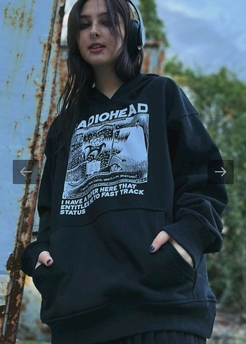 Siyah Kapüşonlu Baskılı Sweatshirt - Görsel 2