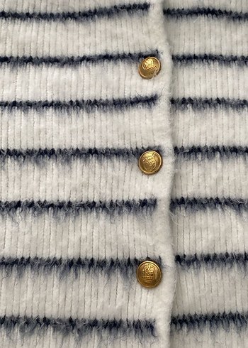 Düğmeli Beyaz Çizgili Kadın Hırka - Görsel 3