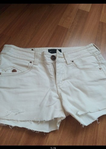 Beyaz Düğmeli Kadın Mini Denim Şort