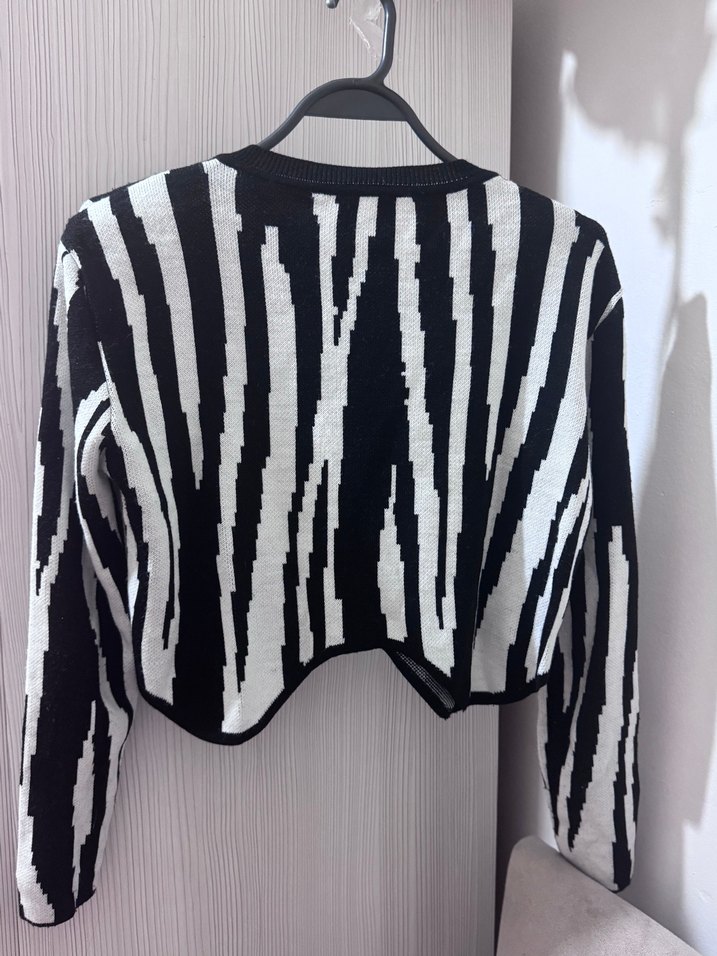 Zebra Desenli Düğmeli Kısa Hırka - Görsel 2