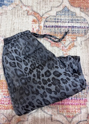 Gri Leopar Desenli Kadın Saten Pantolon