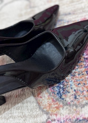 39 Beden Siyah Yılan Desenli Tokalı Stiletto