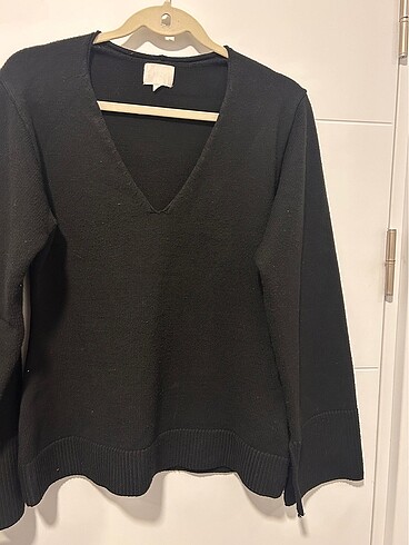 H&M belden oturtmalı iki yanı ve kolları yırtmaçlı V yaka kazak.