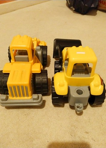 Sarı Renkli İki Oyuncak İş Makinesi - Görsel 2