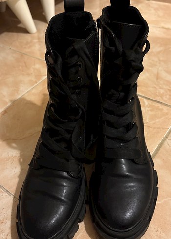 Siyah Deri Goth Tarzı Kürklü Kadın Bot - Görsel 2