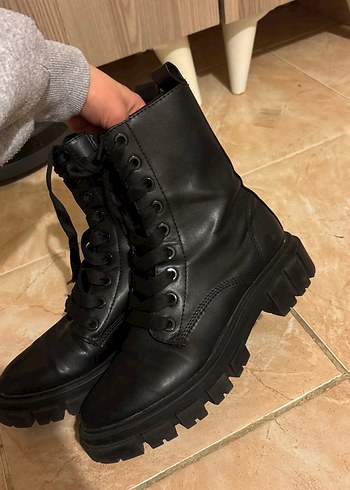 Siyah Deri Goth Tarzı Kürklü Kadın Bot - Görsel 3