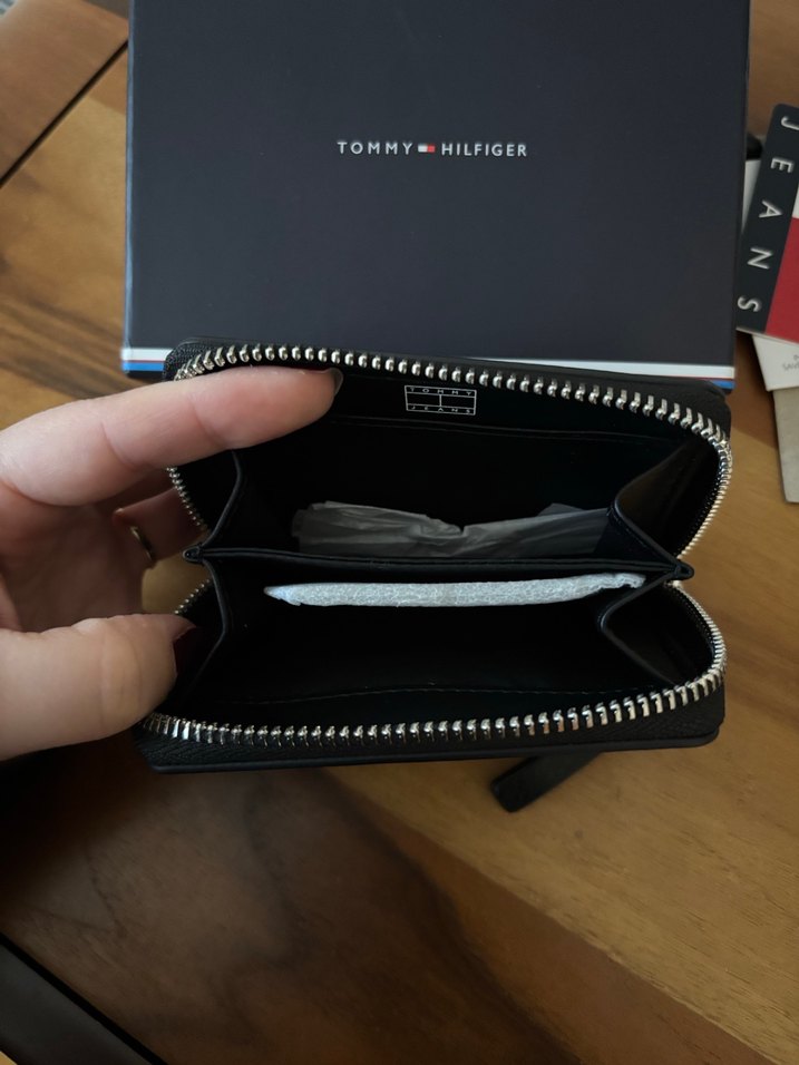 Tommy Hilfiger Siyah Deri Fermuarlı Cüzdan - Görsel 3