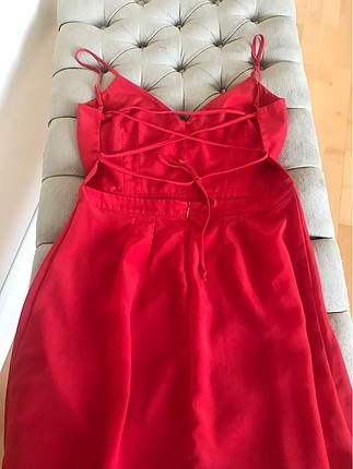 mango arkası çapraz askılı kırmızı elbise