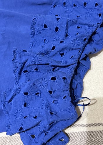 Mango koyu mavi küpür detaylı tek kol tişört - Görsel 2