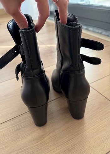 Kemer Detaylı Mango 37 Siyah Deri Topuklu Kadın Bot - Görsel 6