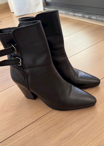 Kemer Detaylı Mango 37 Siyah Deri Topuklu Kadın Bot - Görsel 5
