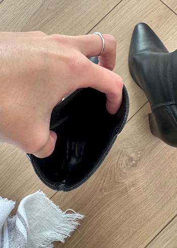 Kemer Detaylı Mango 37 Siyah Deri Topuklu Kadın Bot - Görsel 7