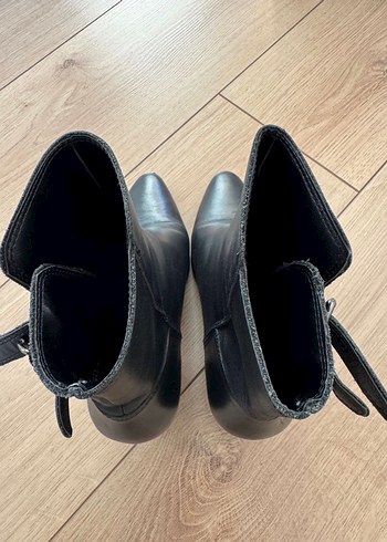 Kemer Detaylı Mango 37 Siyah Deri Topuklu Kadın Bot - Görsel 8