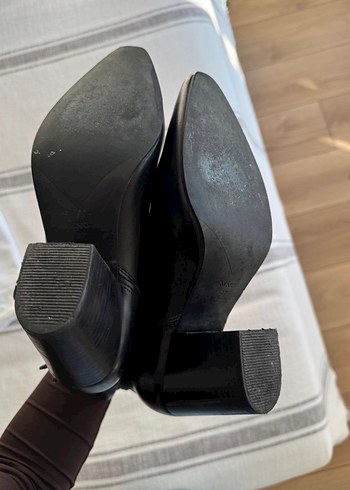 Kemer Detaylı Mango 37 Siyah Deri Topuklu Kadın Bot - Görsel 4