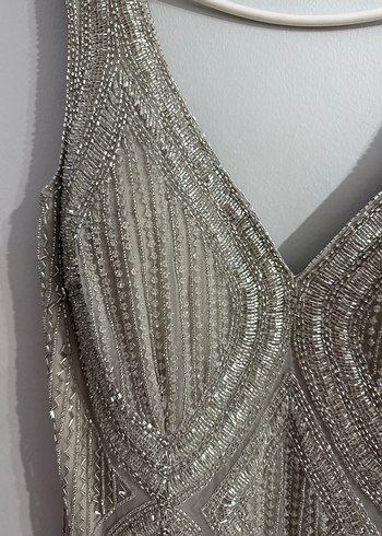 V Yaka İşlemeli Boncuklu Midi Elbise - Görsel 4