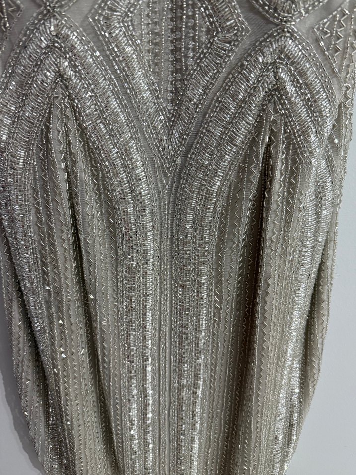 V Yaka İşlemeli Boncuklu Midi Elbise - Görsel 5