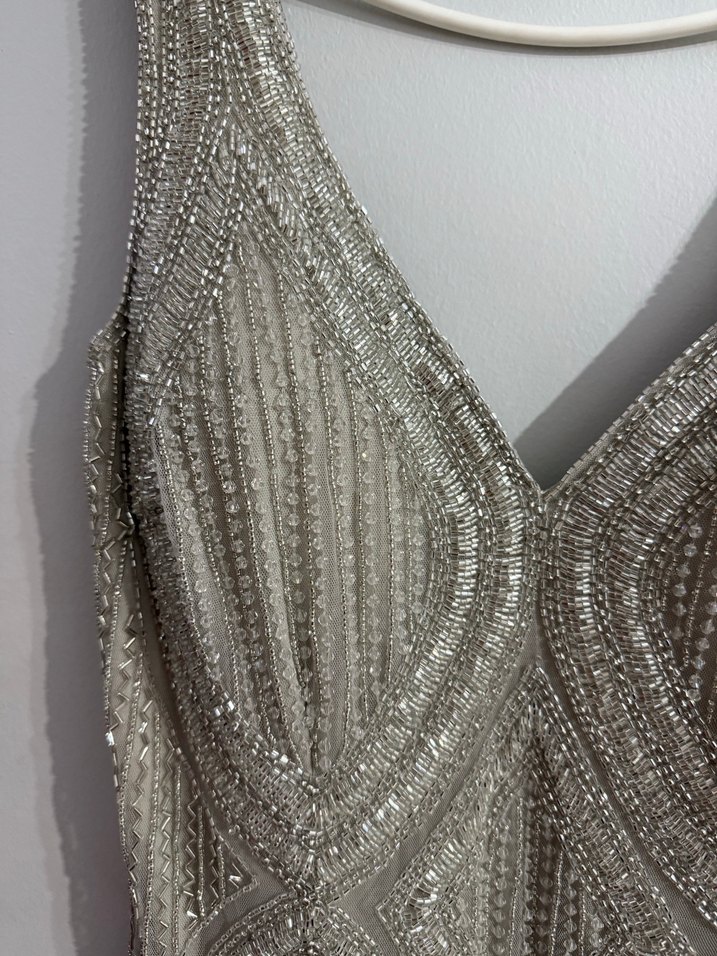 V Yaka İşlemeli Boncuklu Midi Elbise - Görsel 4