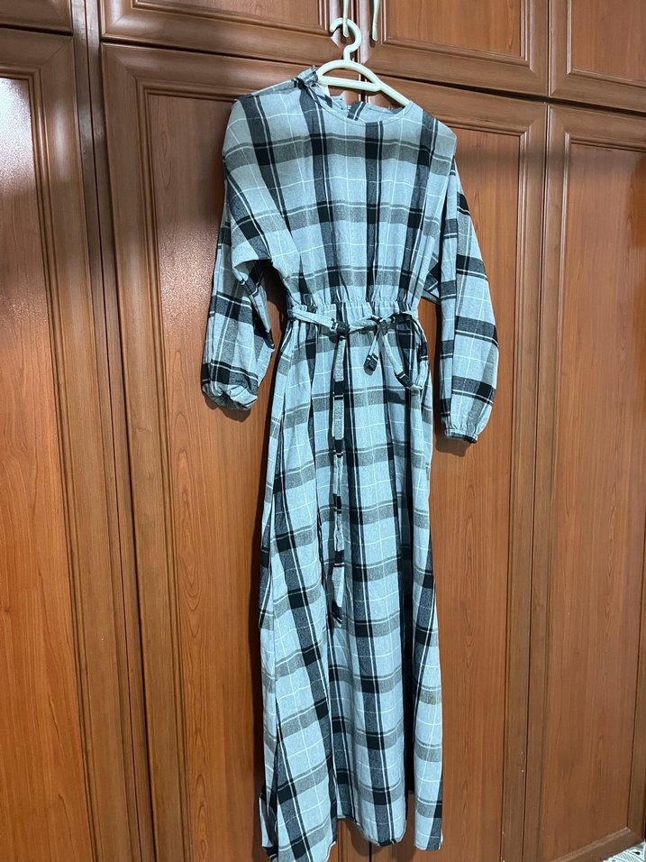 Gri Ekose Desenli Kuşaklı Uzun Elbise - Görsel 2