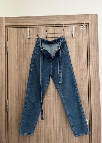 Kemerli Rahat Kesim Mom Jean Mavi Kadın Kot Pantolon