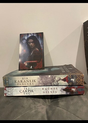Karanlık Pencere ve Çarpık Taç Romanları