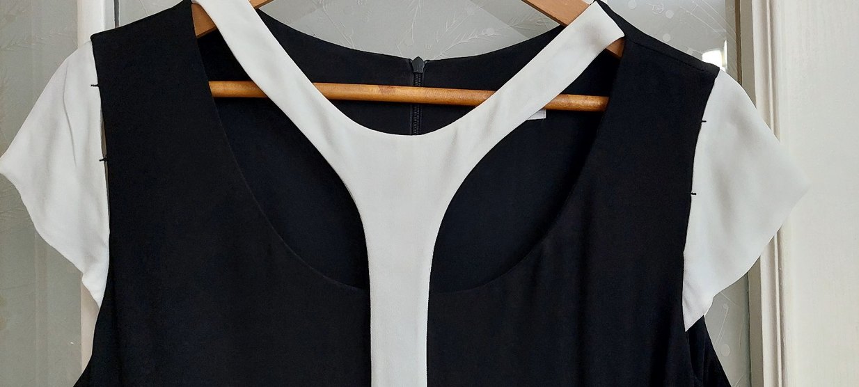 Siyah Beyaz V Yaka Midi Kalem Elbise - Görsel 3