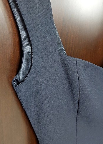 V Yaka Siyah Midi Elbise - Görsel 4