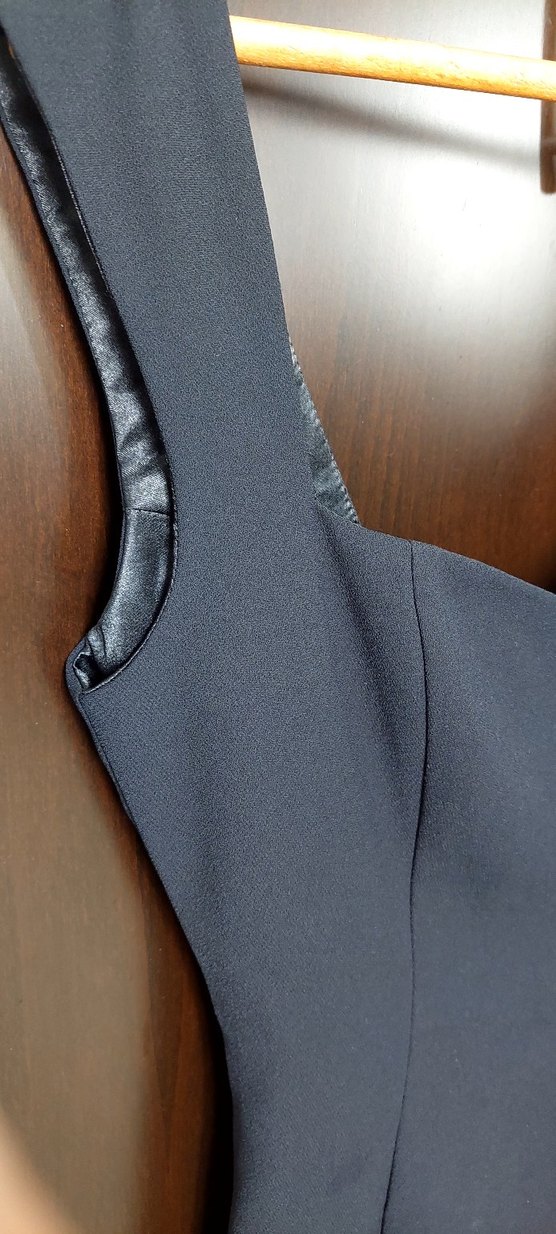 V Yaka Siyah Midi Elbise - Görsel 4