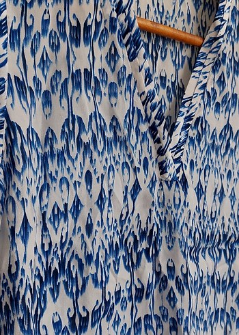 Mavi Batik Desenli v yaka Bluz - Görsel 3