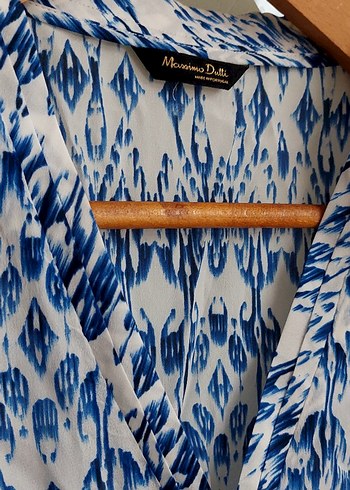 Mavi Batik Desenli v yaka Bluz - Görsel 2