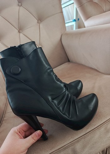 Siyah Deri Yüksek Topuklu Gotik Kadın Bot