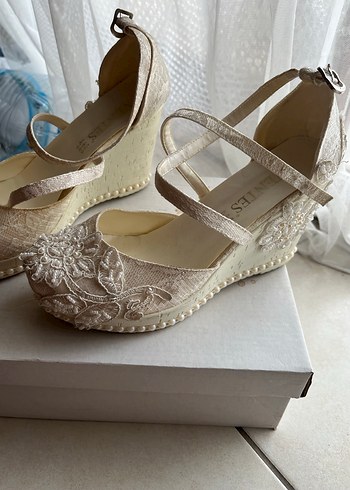 Dantel İşlemeli Beyaz Dolgu Topuklu Kadın Ayakkabı - Görsel 2