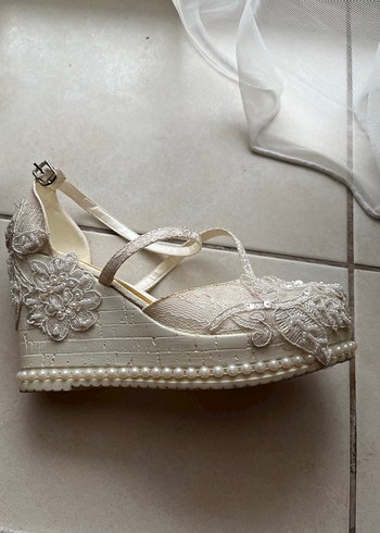 Dantel İşlemeli Beyaz Dolgu Topuklu Kadın Ayakkabı - Görsel 4