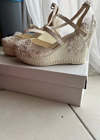 Dantel İşlemeli Beyaz Dolgu Topuklu Kadın Ayakkabı - Görsel 3