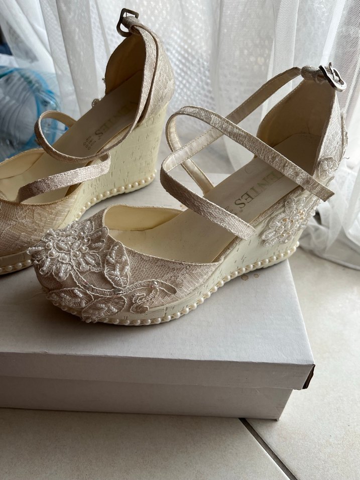 Dantel İşlemeli Beyaz Dolgu Topuklu Kadın Ayakkabı - Görsel 2