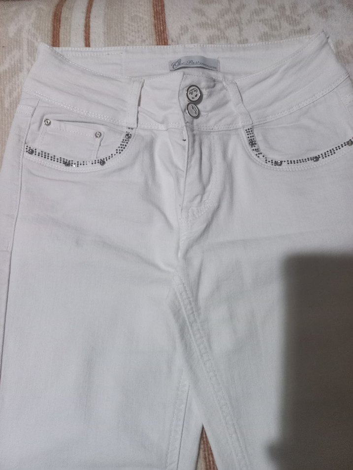 Düğmeli Nakış İşlemeli Beyaz Kadın Kot Pantolon - Görsel 4