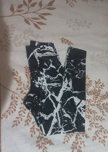 Kadın Siyah Beyaz Batik Desenli Tayt - Görsel 3