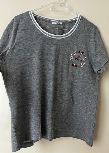 Gri Nakışlı Düğmeli Kadın Tshirt - Görsel 2