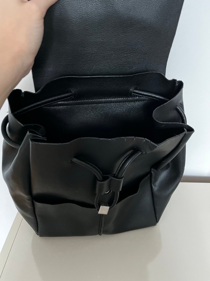 Siyah Kadın Deri Sırt Çantası - Görsel 2