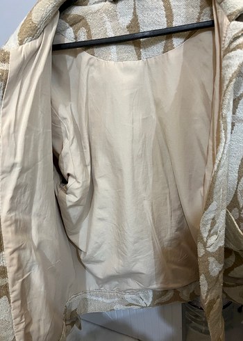 Düğmeli Bej Desenli Ceket - Görsel 4