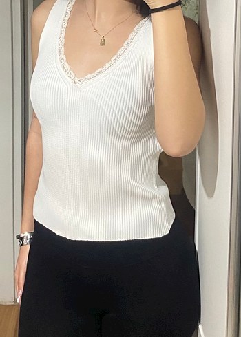 Dantel Detaylı Beyaz V Yaka Atlet - Görsel 2